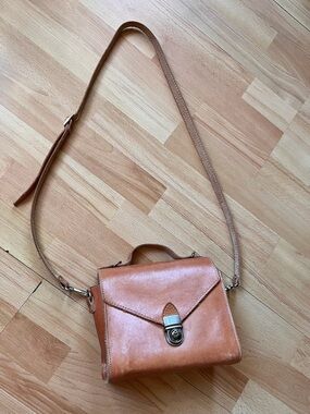 Gorgeous Classic Tan 2-way genuine Leather structured Crossbody Bag - EUC
